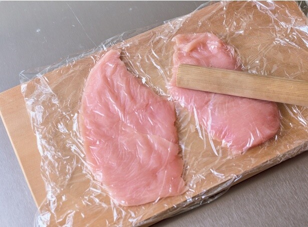 とり肉を薄くのばす