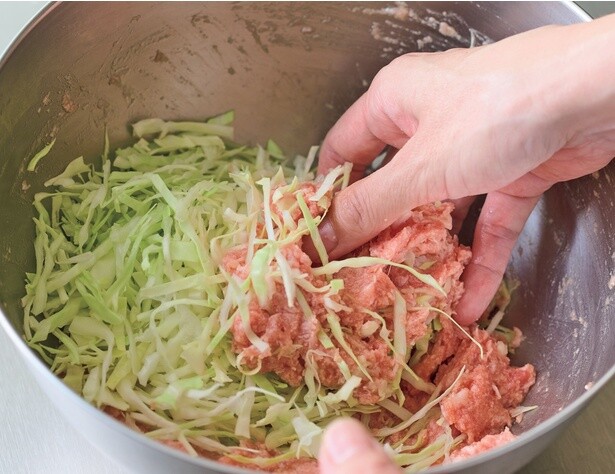 キャベツをたっぷり入れて軽やかな食感のミートボールに