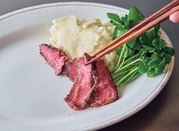 肉をマッシュポテトに立てかけるように盛りつけることで立体感が出る