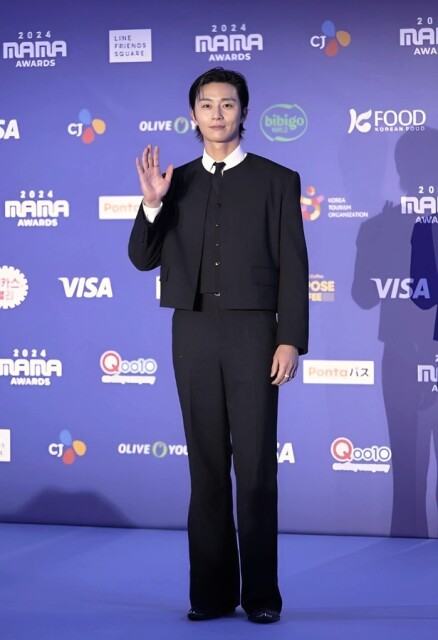 大阪で行われた「MAMA AWARDS（Mnet ASIAN MUSIC AWARDS）」に登場したパク・ソジュン。小顔に脚が長い！スタイル抜群…▶次は歩く姿も恰好いいパク・ソジュン