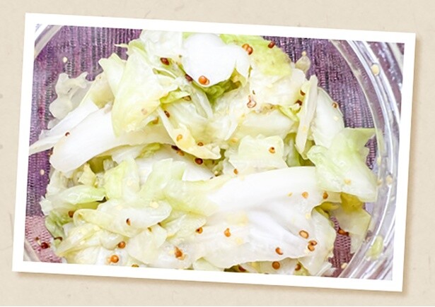 酢キャベツ／たくさん作っておけば、健康的な付け合わせ、副菜になります。千切り、ざく切りなど食べやすい大きさに切ったキャベツを、塩適量（キャベツ1/2に対し小さじ1）とともに密閉ビニール袋に入れてよくもみ、お酢適量（キャベツ1/2に対し200㎖）を加え、冷蔵庫で半日間寝かせます。好みで砂糖、昆布、粒マスタード、唐辛子を入れても。