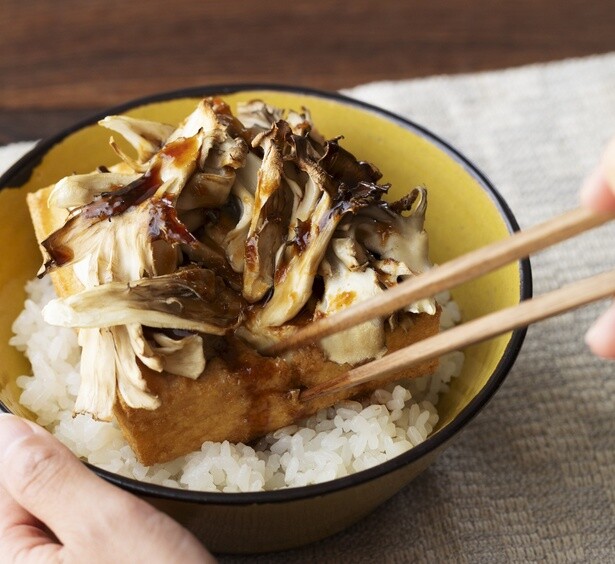 こうばしく焼いた厚揚げを豪快にくずして