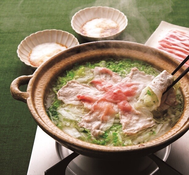 具は白菜と豚肉だけの潔さ「白菜の豚しゃぶ巻き鍋」