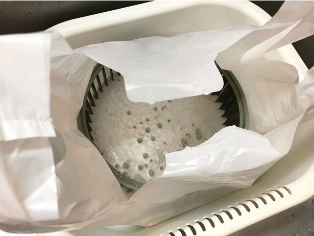 二重にしたビニル袋の中に、50℃程度のお湯を入れてオキシクリーンを溶かします。そこに換気扇を漬けおくだけです