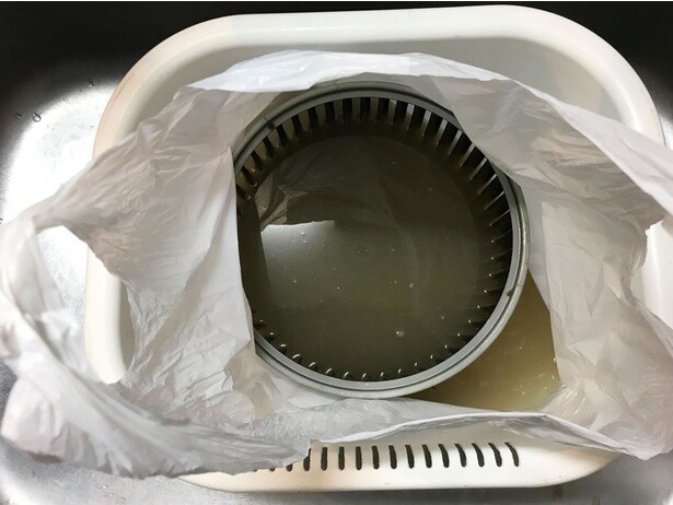 フチに残った汚れは、使い古しの歯ブラシを使って落とすとよいでしょう