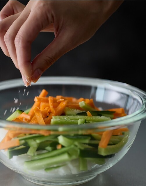 細切りにした野菜をボウルに入れて塩をまぶす。