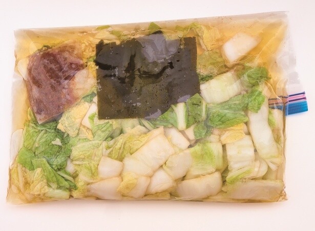 保存密閉容器に白菜のべんり漬けの材料をすべて入れる