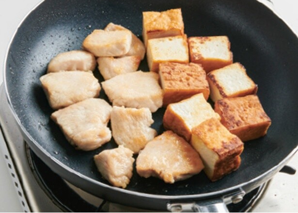 厚揚げは面を変えながらこんがり揚げ焼きしましょう