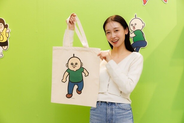 おでかけにも使いたい！展覧会記念グッズの「トートバッグ」(2801円)