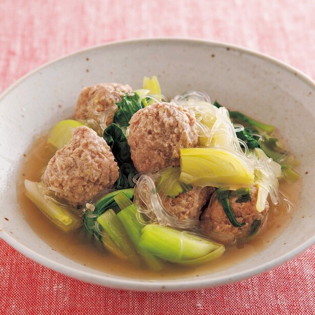ひき肉のうまみがよくしみこんだ「チンゲン菜とだんごのスープ煮」