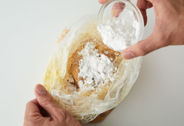 1．ポリ袋に鶏肉、Aを入れてもみ込み、片栗粉を加えてふり、全体にまぶす