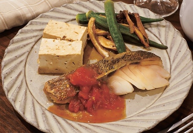 トマトも丸ごと一緒に蒸して、ソース代わりにしたお手軽レシピ「白身魚のオイル蒸し」