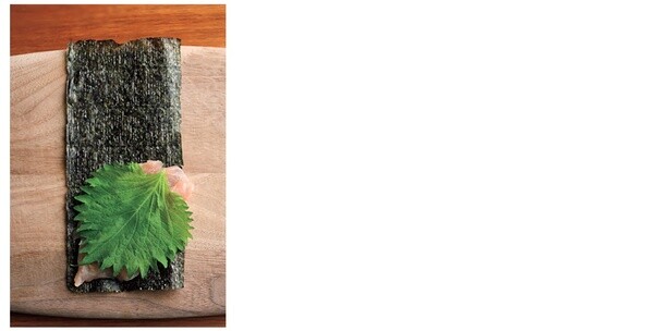 青じそ2枚を重ね、海苔を折って挟む