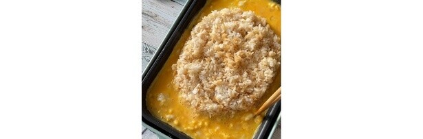 卵は溶き、ホットプレートを低温に熱して流し入れ、お好みの固さで火を止める。