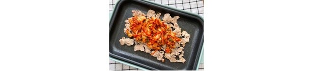 豚肉の色が少し変わってきたらキムチを加えて炒める。