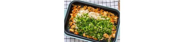 豚肉に火が通ったら、ご飯、小ねぎを加えて炒め合わせる。