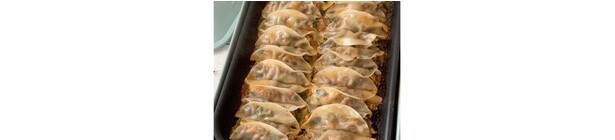 ホットプレートにサラダ油をひいて中温で熱し、餃子を並べる。