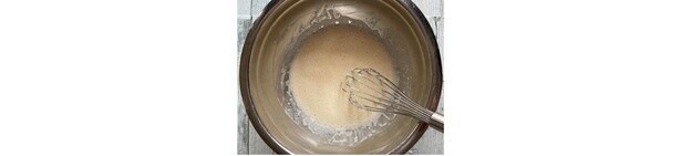 ボウルに卵、牛乳、砂糖、溶かしバターを加えて泡立て器でよく混ぜる。