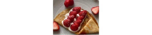 焼いた生地にホイップクリームと半分にカットしたいちごを飾る。