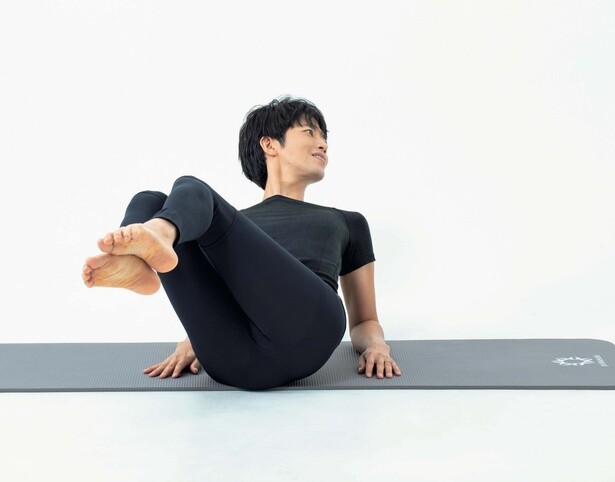 3. 腰を右にひねり顔は左を向く。左右交互に10セット行う。