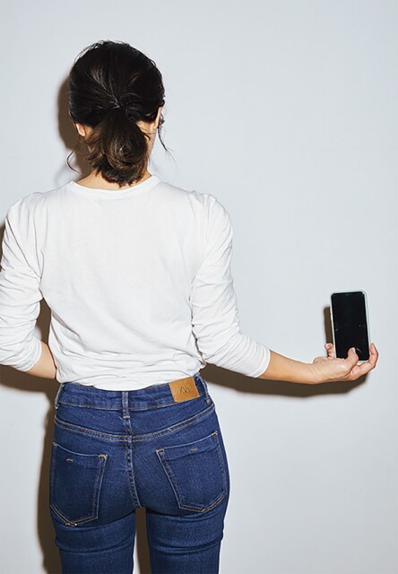 鏡を撮影する位置でスマホを構えます