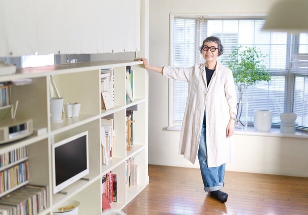 キャビネットが工房とリビングを分ける境界。1、2歩移動するだけで、仕事モードとリラックスモードのスイッチ切り替えができる。