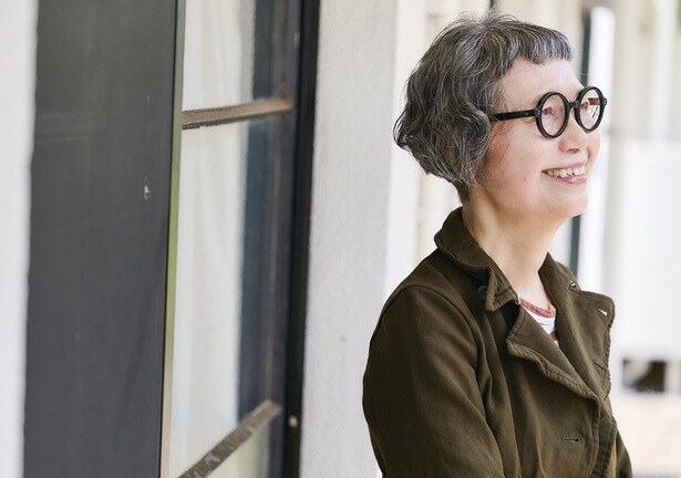 私のトレードマークは髪型とメガネ。「年を重ねるほど、ヘアスタイルは大事よ」と友人に言われ、都心の美容室まで出掛けている。