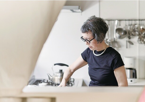 居間から見たキッチン。顔は見えても手元が見えないように、大工さんに調整してもらった。