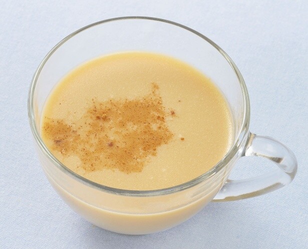 たっぷりのスパイスで贅沢に。オーツミルクで作る「ほうじ茶ラテ」