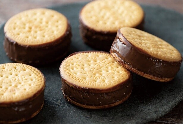 チョコの厚みがリッチ！ 混ぜて挟んで冷やすだけ「生チョコサンドクッキー」