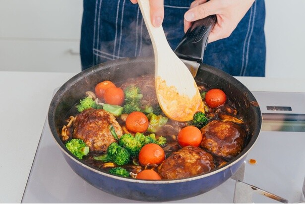 野菜のダシもソースに深みをプラスしてくれます。トマトに火を入れる時間はお好みで…！