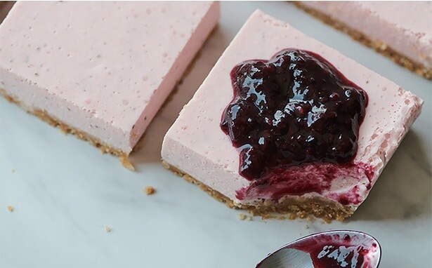バットに流し込むだけでできる「いちごレアチーズケーキ」