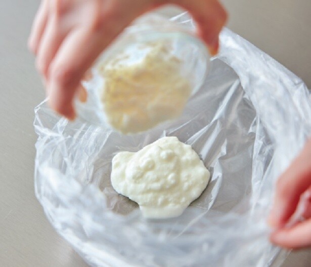 ヨーグルト入りの漬けだれで肉がしっとりし、腸活効果もアップ。
