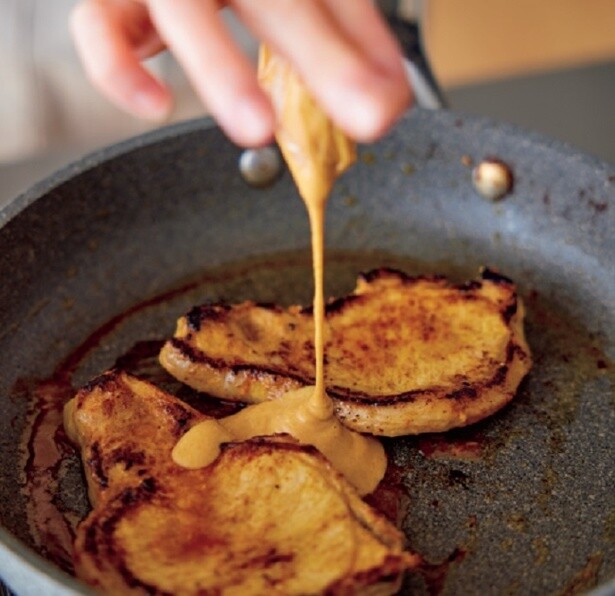 肉が焼けてから残った漬けだれをからめると、焦げつかない。