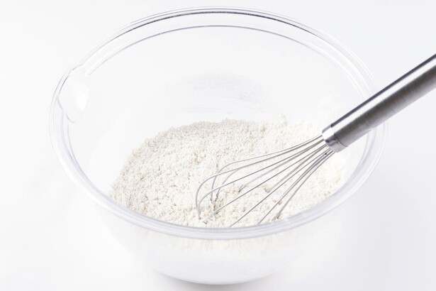 薄力粉、きび砂糖、塩を入れて泡立て器で混ぜる