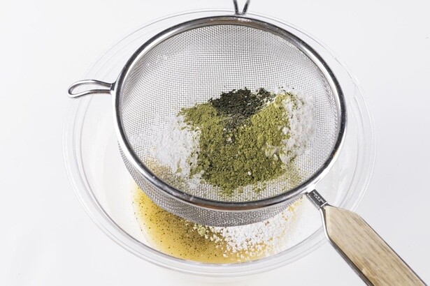 米粉、緑茶パウダー、緑茶の茶葉を合わせてふるい入れる
