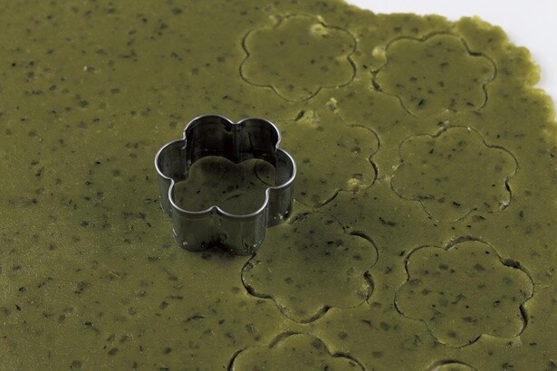 3mm厚さにのばし、直径3cmの花型で抜く