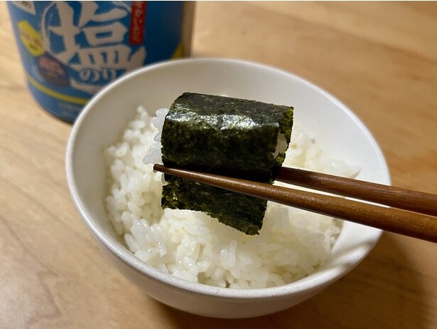 「塩のり」を炊き立てのごはんに巻いて
