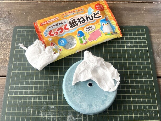 紙ねんどを受け皿にくっつけます