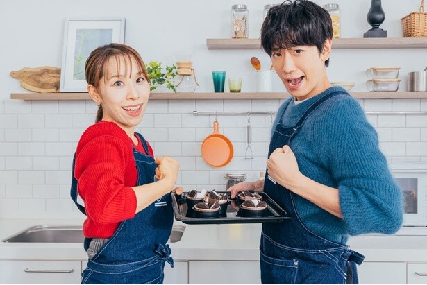 写真をチェックしながら「すごい顔（笑）」と笑いあう仲睦まじい2人でした