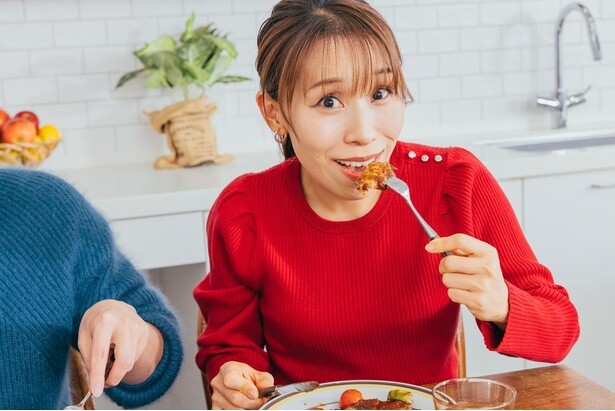 小山さんの「うまっ！」に笑顔のみきさん