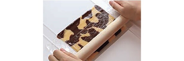麺棒でのばし、マーブル柄をつくる