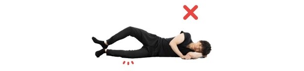 下の脚の膝が浮いていない
