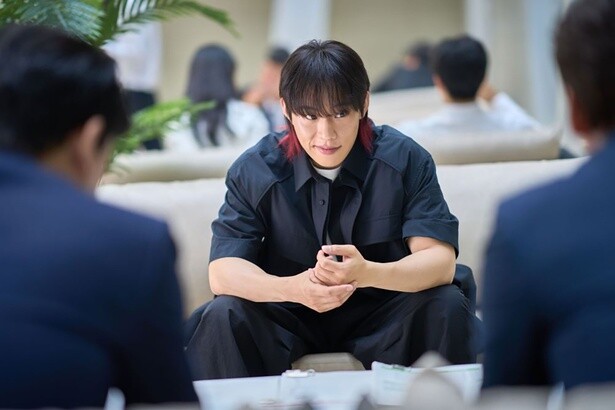 『コメント部隊』で頭の回転の良さで主導していくリーダー チンパッキン役を演じたキム・ソンチョル。変わっていく顔つきはさすが！