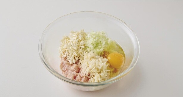 高たんぱくで低カロリーの鶏ひき肉に、食物繊維が豊富な切り干し大根とえのきをたっぷり