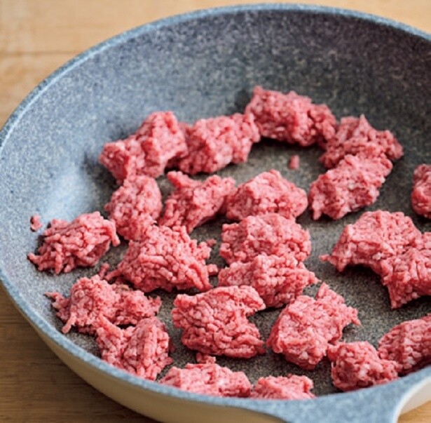 ひき肉がくっつかないように、フライパンに並べ入れる。