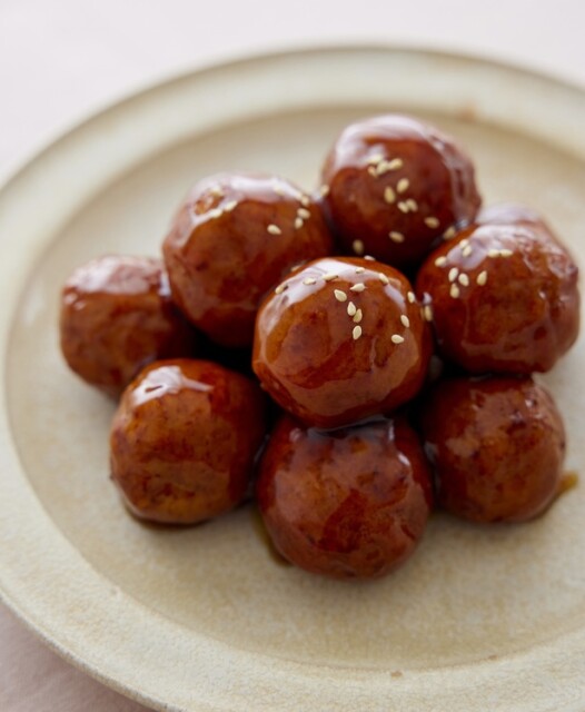 高野豆腐を使った肉だんごを甘酢あんにからめて
