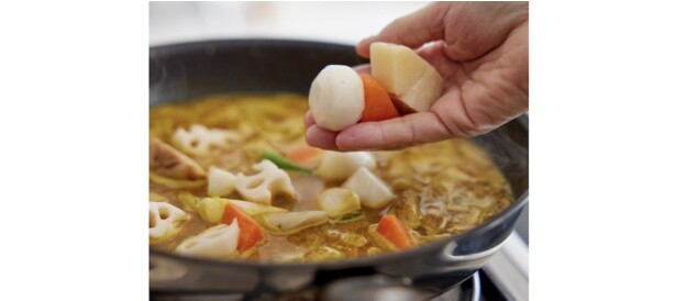 カレーには「冷凍和風野菜ミックス」を凍ったまま加えて