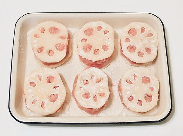 【作り方2】輪切りにしたれんこんの両面に片栗粉をまぶし、1のタネをはさんで形を整える。同じものを6個作る。