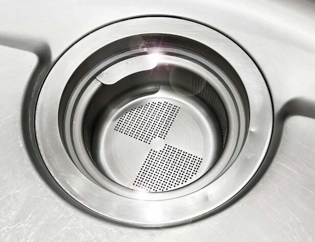 水だけで汚れが落ちていつまでもピカピカな排水口ゴミ受け